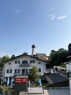 Gmund Ortszentrum – Aussicht von der Loggia der Wohnung auf den Gasthof und Kirche